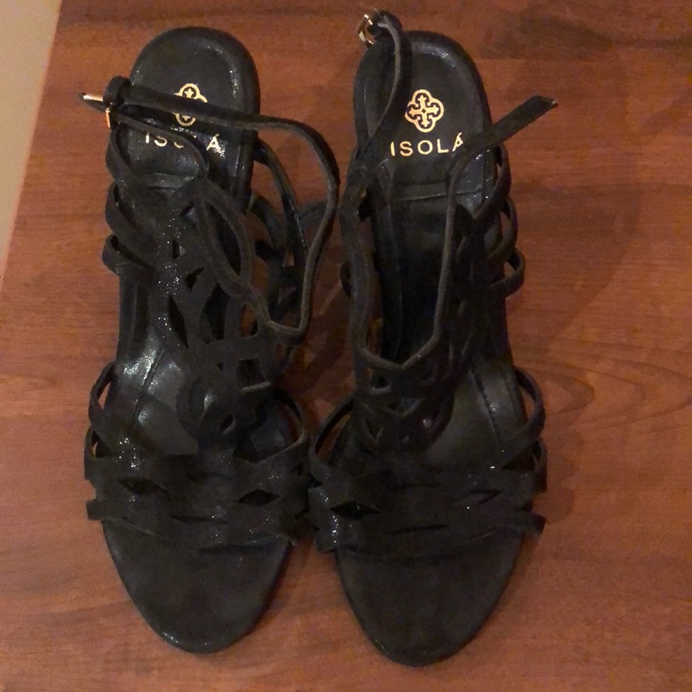 Isola size 8 heals black